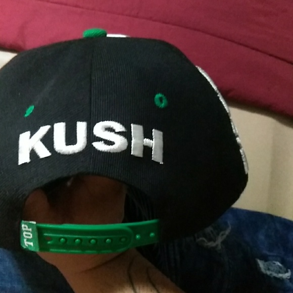 Hi this is a snapback perfect condition never worn - Picture 3 of 5